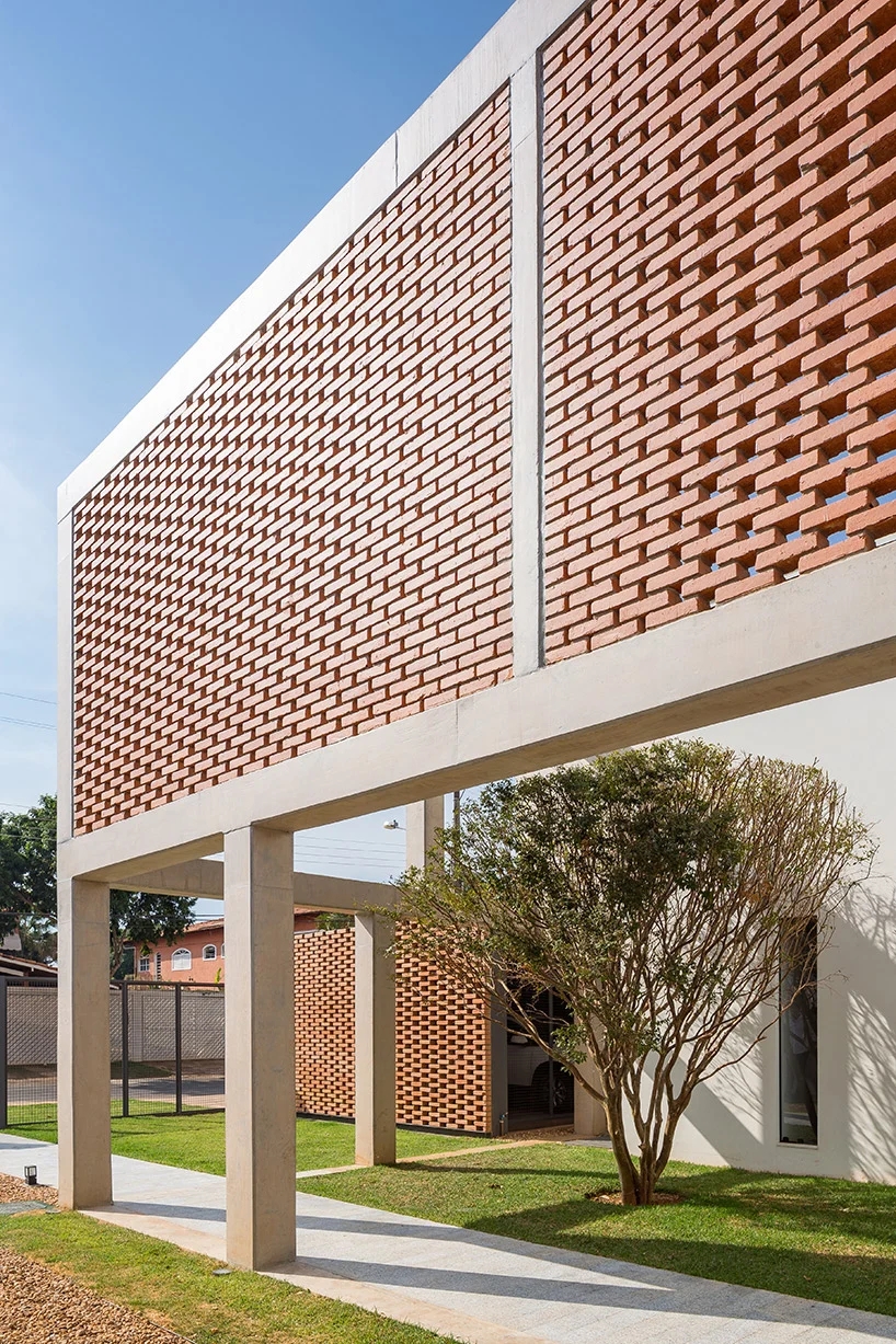 bloco-arquitetos-casa-grid-house-brasilia-designboom-12.webp.jpg