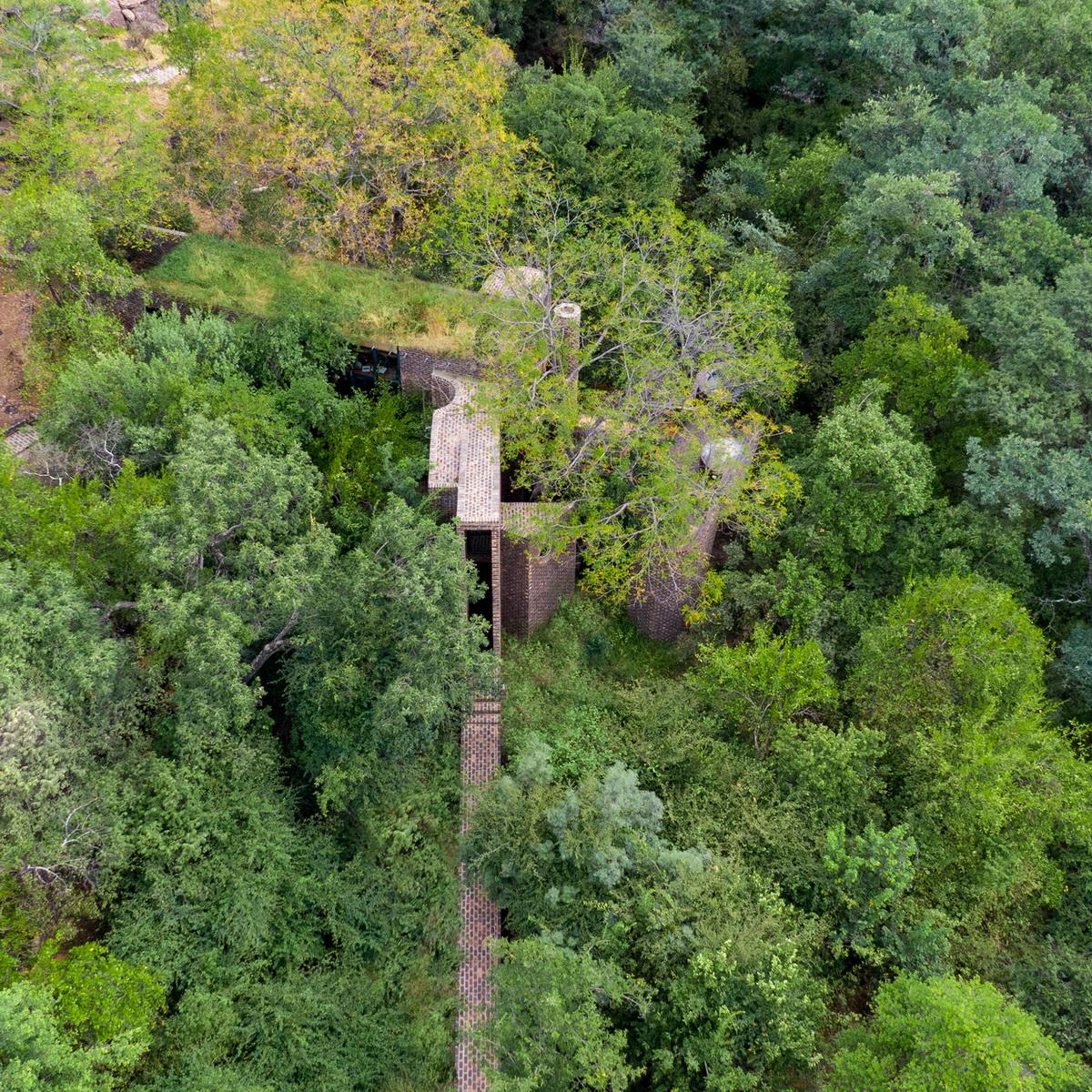 1596008587637667.jpg c2 _HotBA_HouseAerial_EntranceFacingWest_©FrankiePappas_调整大小.jpg