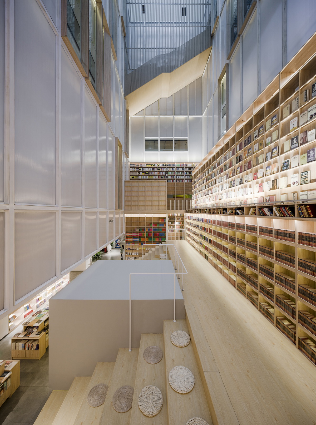 17 书店阅读阶梯 Stepped reading area©Peter Dixie（英），洛唐建筑摄影_调整大小.jpg