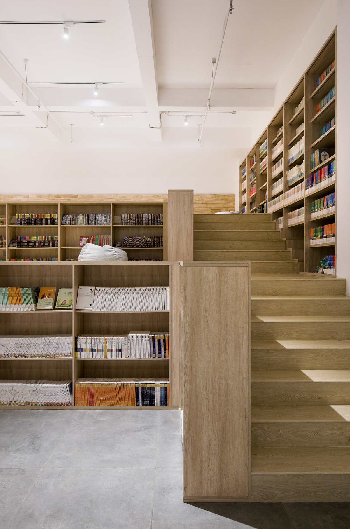 25 阶梯层叠的书店区 Book area with stairs©Peter Dixie（英），洛唐建筑摄影_调整大小.jpg