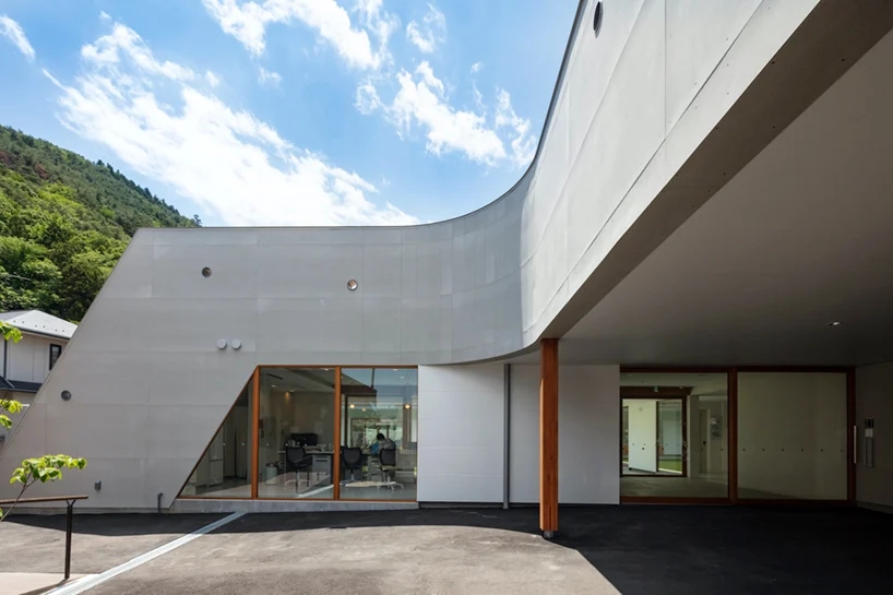 tesoro-nursery-school-aisaka-architects-atelier-fukushima-japan-designboom-04.webp.jpg