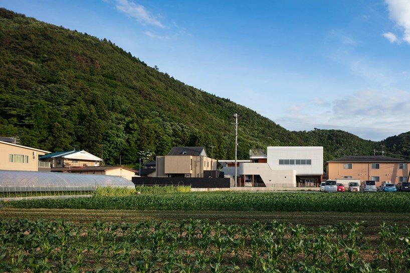 tesoro-nursery-school-aisaka-architects-atelier-fukushima-japan-designboom-011.jpg