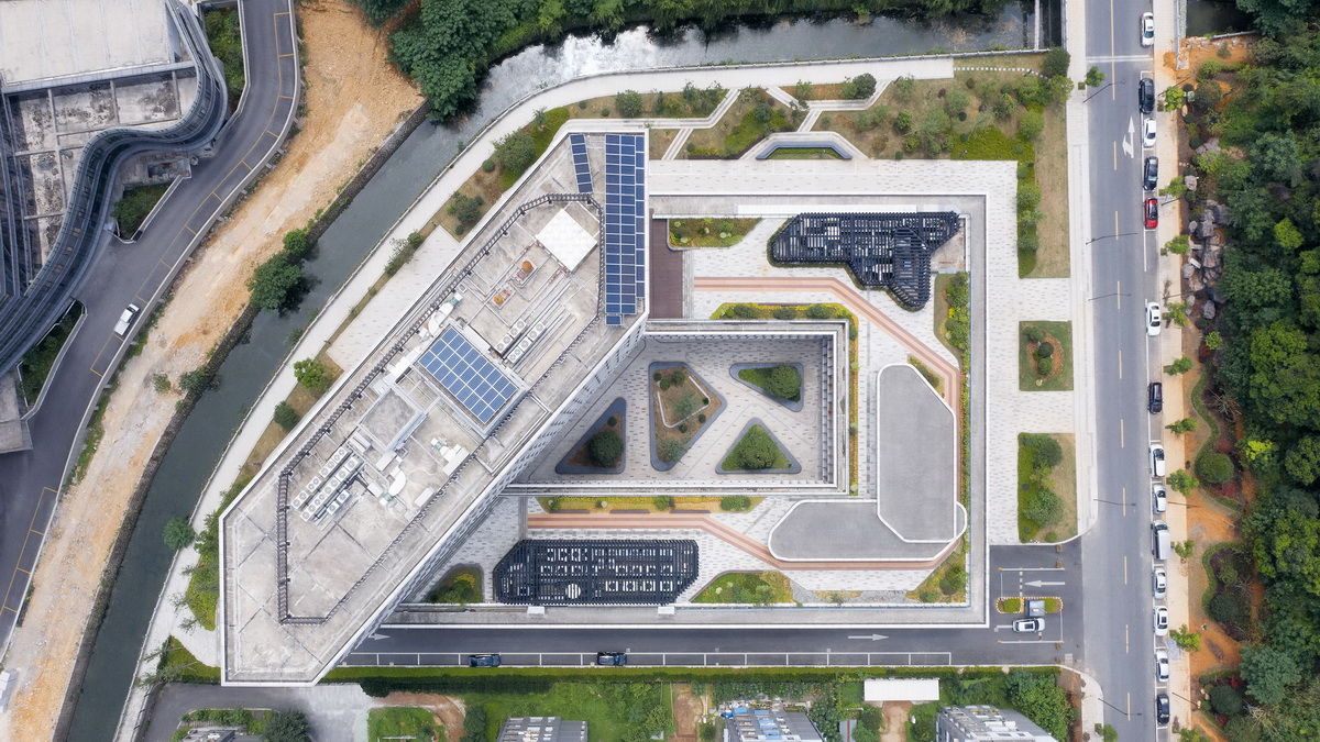 Hangzhou-Tonglu-Archives-Building-BAU-01-A-diagonal-shortcut-reinforces-the-semi-public-nature-of-the-courtyard_调整大小.jpg