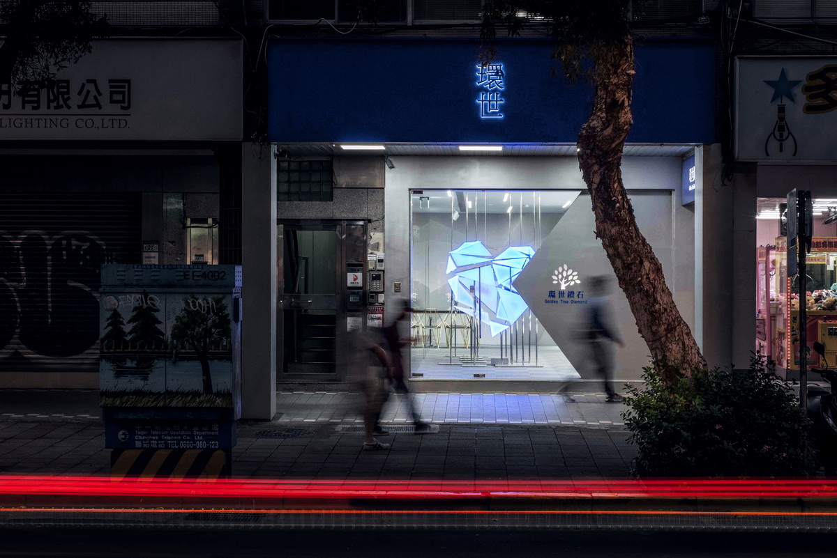 临街夜景, Storefront in the night © Zhaojun Gong_调整大小.jpg