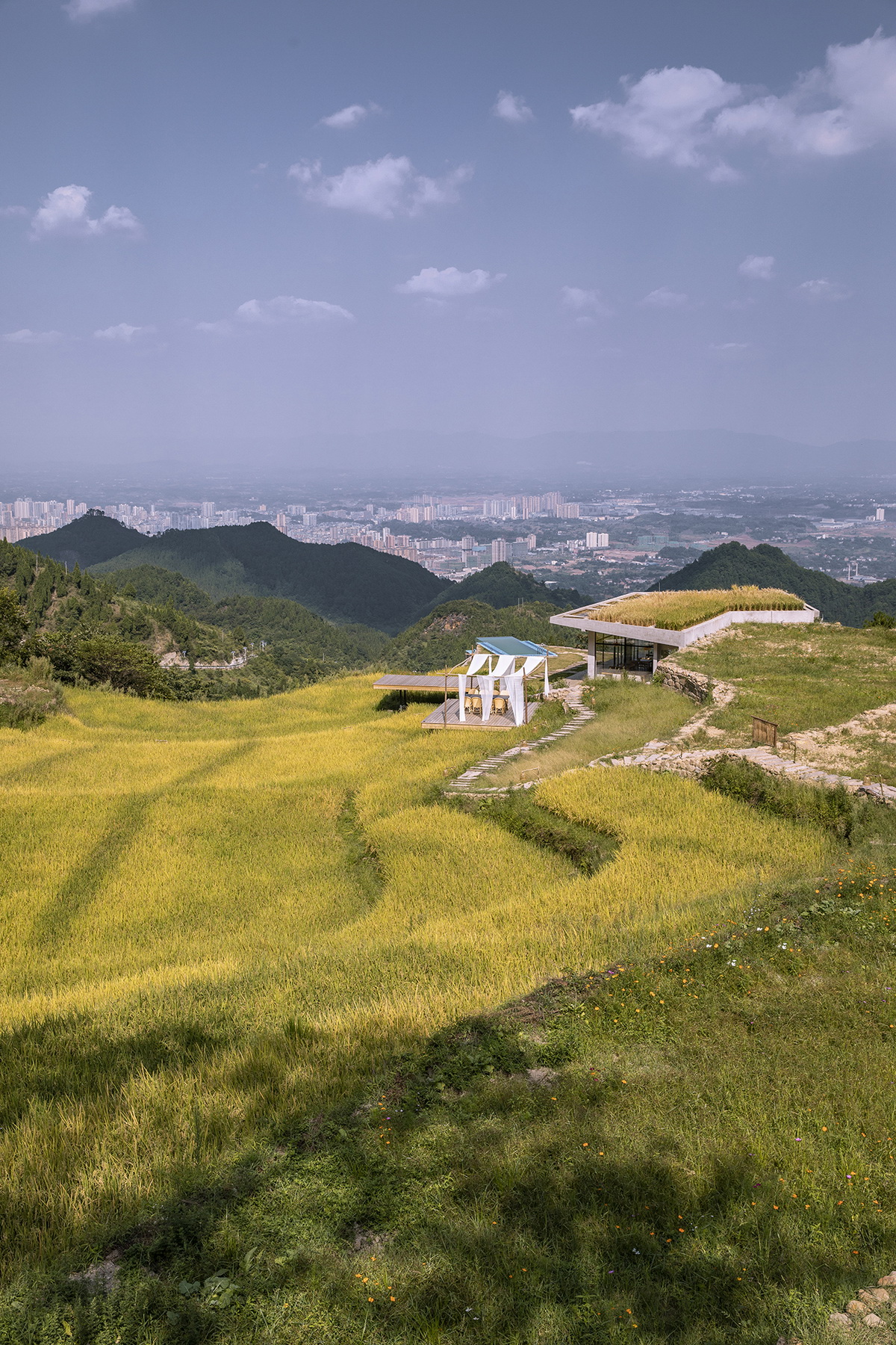 b1 从场地东侧山豁口可以看到县城（摄影：金伟琦）County town can be seen from mountain opening in the east side of site (Photo by Jin Wei Qi)_调整大小.jpg