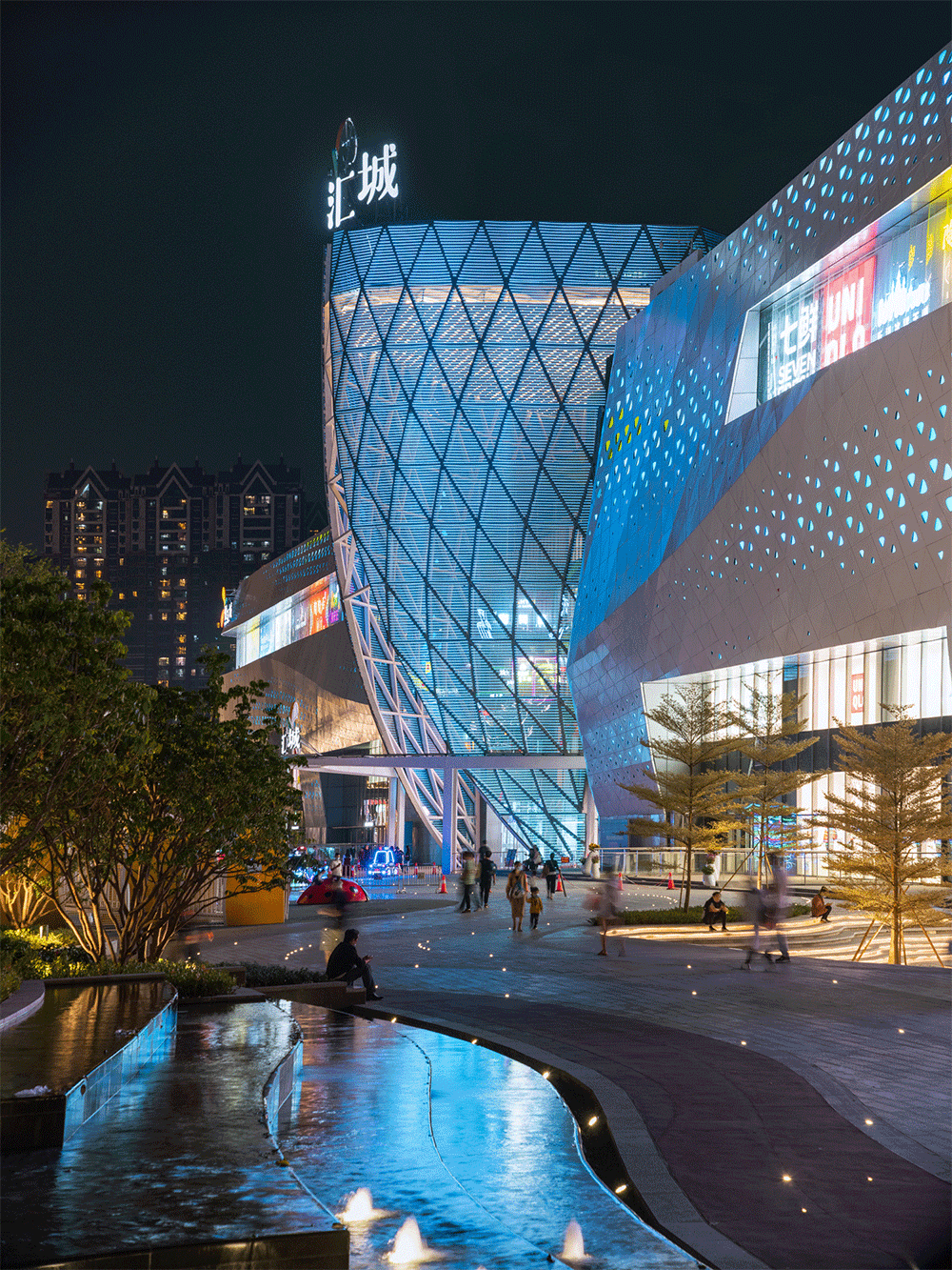 19-主入口可展示丰富的LED多媒体内容-©-吴鉴泉.gif