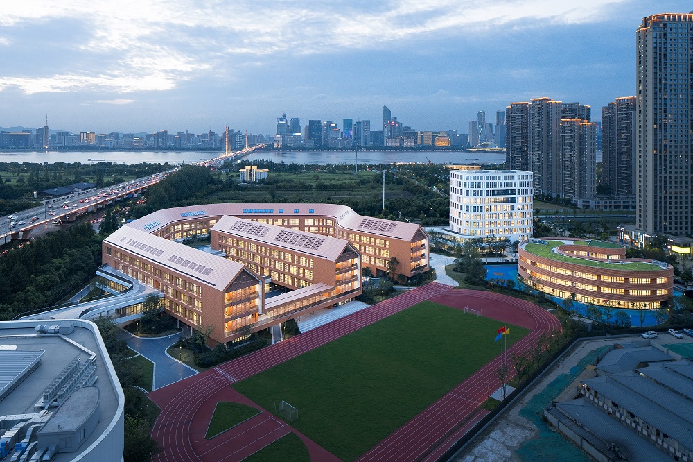 （图4）钱塘江畔华灯初上的校园©赵强.jpg