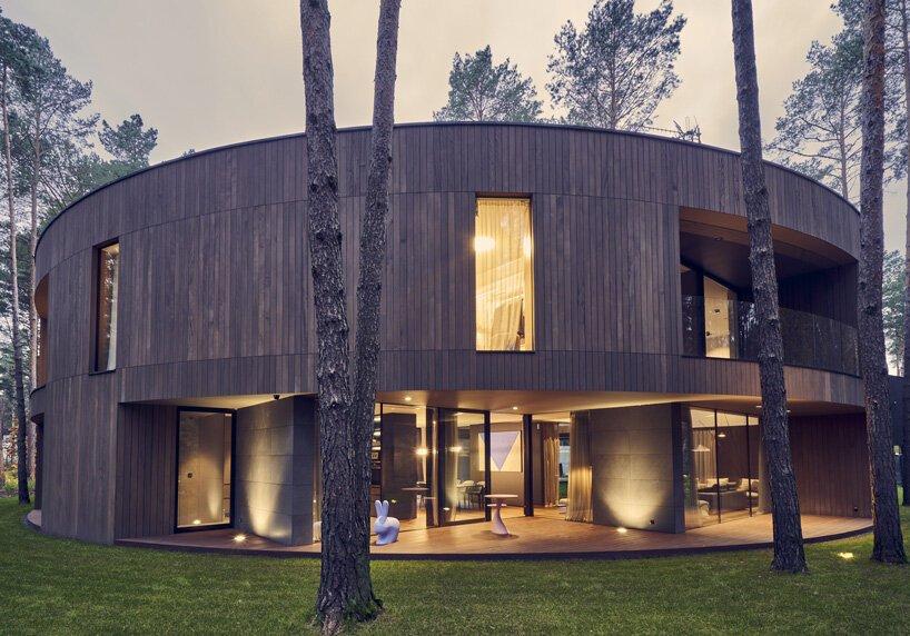 circle-wood-house-przemyslaw-olczyk-mobius-architekci-poland-designboom-3.jpg