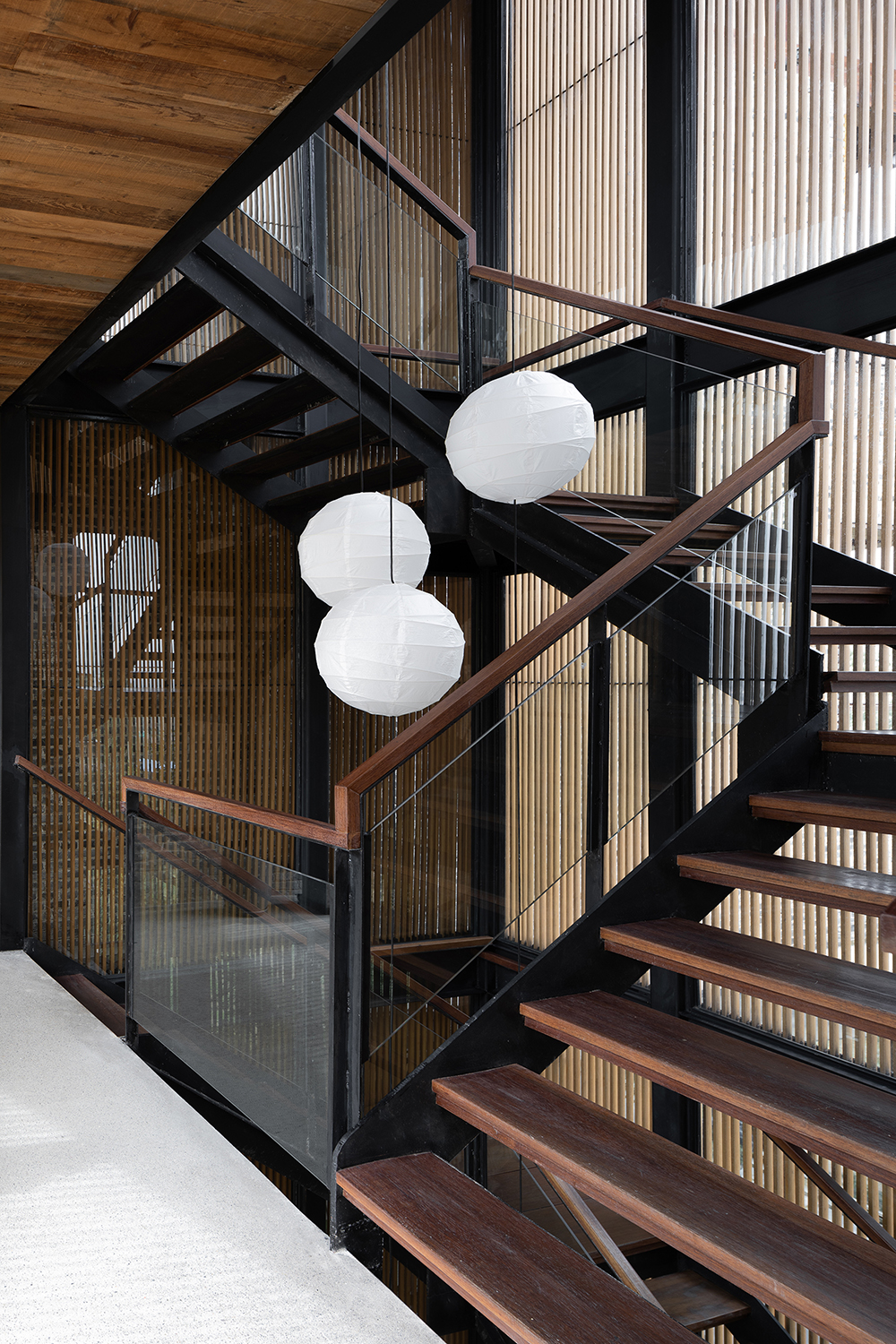 29.轻盈通透的钢结构楼梯空间Light and translucent steel structure staircase.jpg