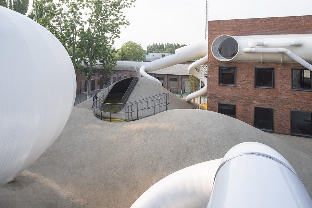 山丘屋面和管道滑梯：The Playscape儿童成长中心/waa未觉建筑