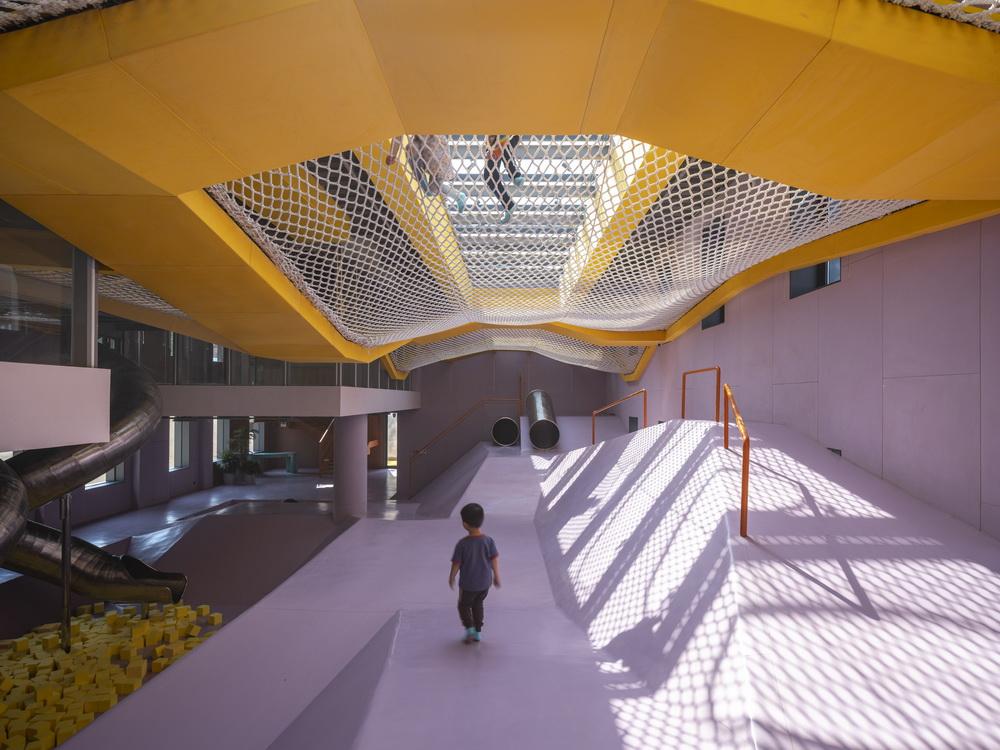山丘屋面和管道滑梯：The Playscape儿童成长中心/waa未觉建筑