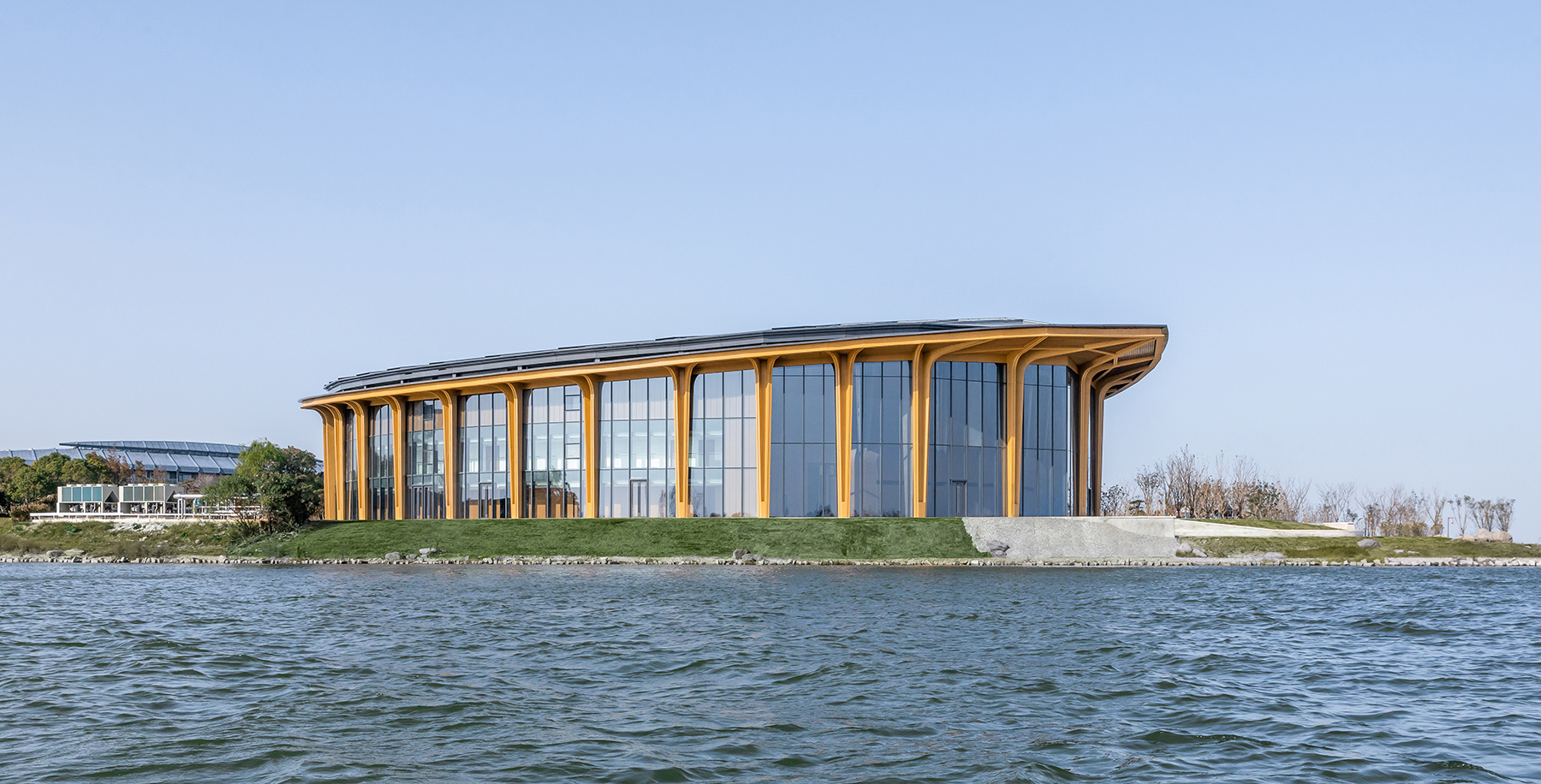 从湖面乘船望向会议中心，屋檐形成优雅的弧线.jpg