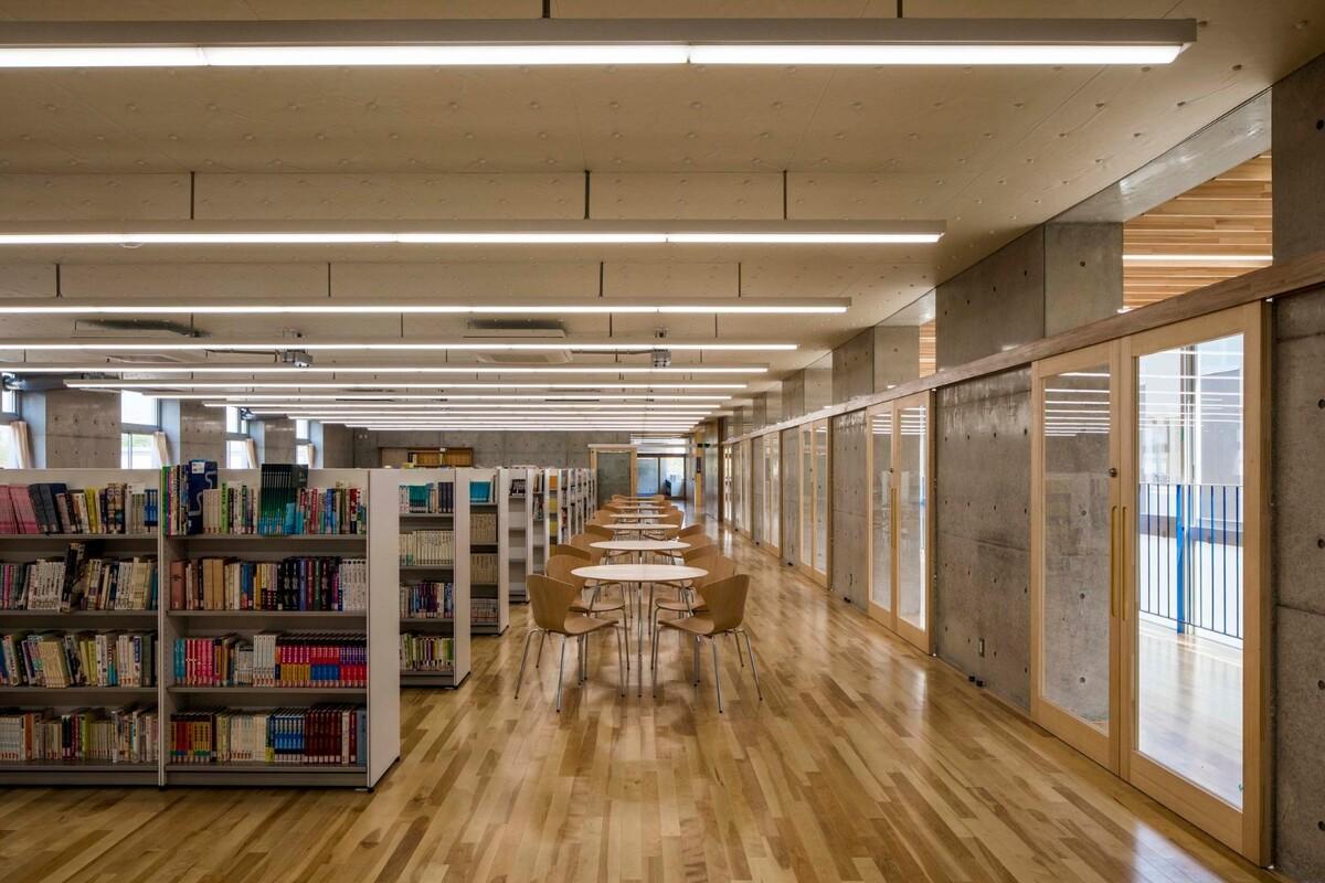 下妻市立下妻中学 / 三上建筑事务所