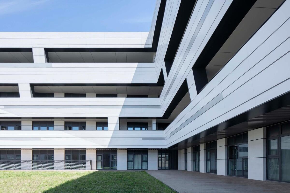 北京人大附中航天城学校 / 北京市建筑设计研究院