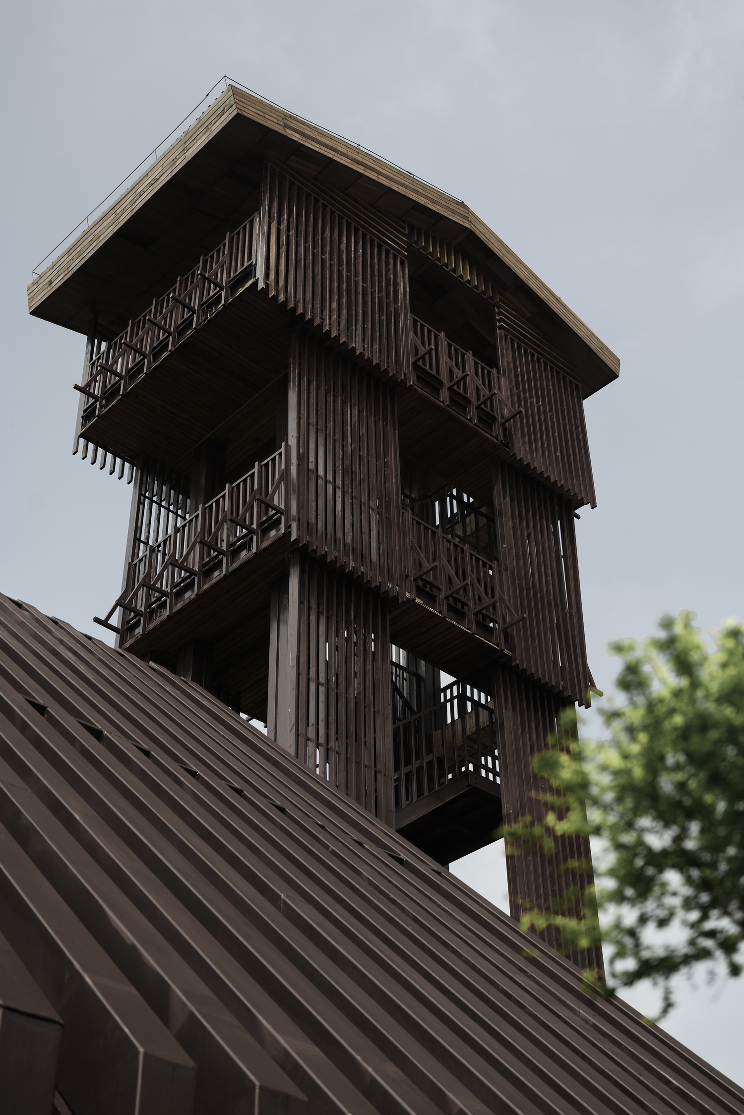 调整大小 探出屋面的瞭望塔，Watchtower protruding out of the roof. by 徐英达，黄迪.jpg