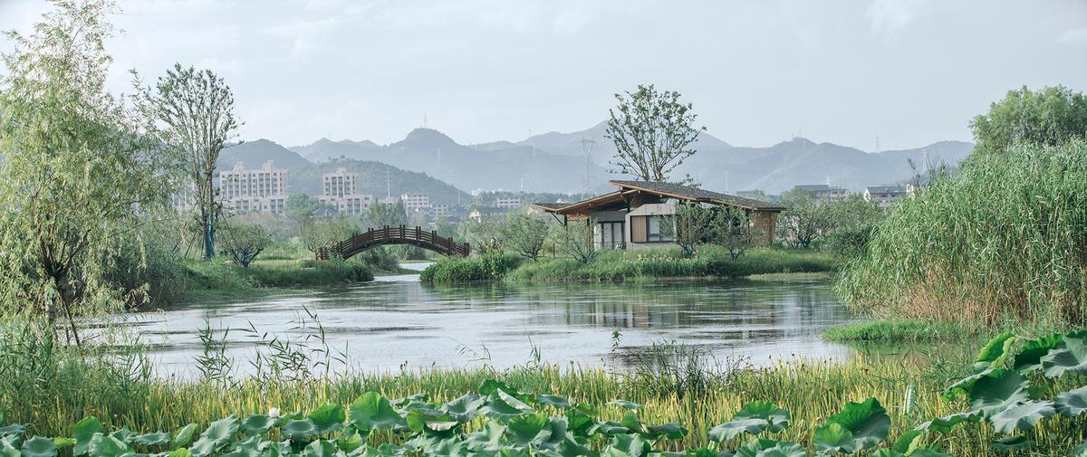 04.木拱桥连接小岛上的客房 嵒建筑-赵赛.jpg