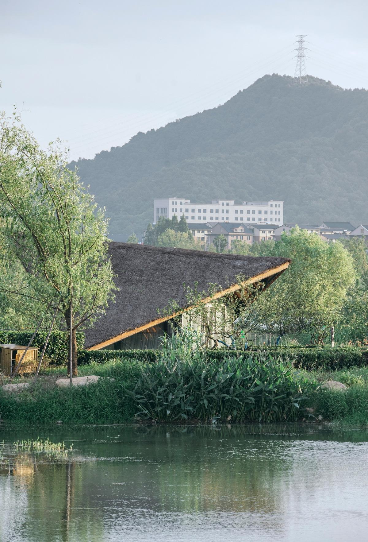 调整大小 16.茅草屋顶的客房隐藏在植物后面 嵒建筑-赵赛.jpg