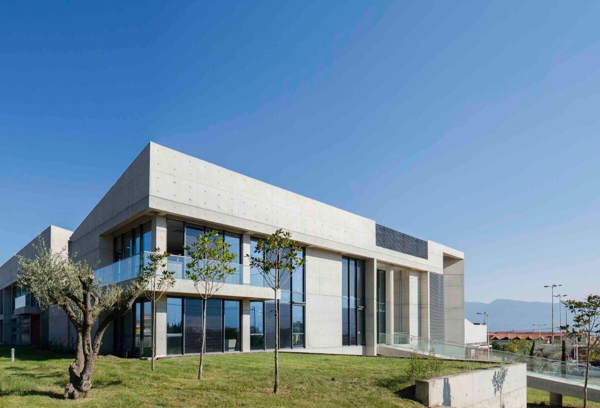 希腊拉米亚市政供水办大楼 / VTria 建筑事务所
