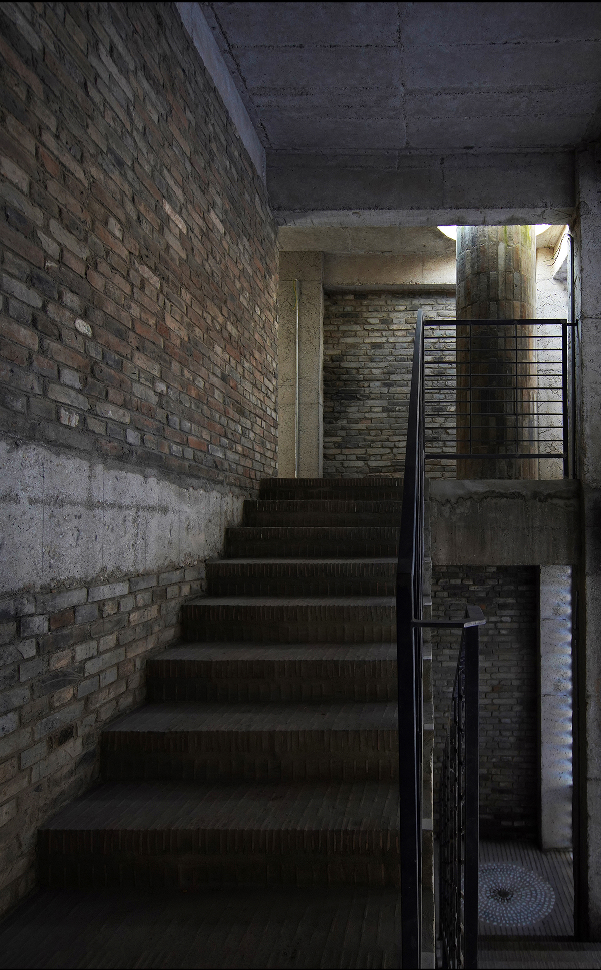 12.三四层楼梯看青砖通风筒©杨文龙.jpg
