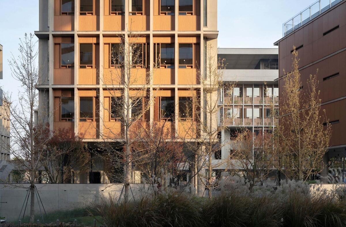 成都麓湖漂浮总部办公楼 / 直向建筑