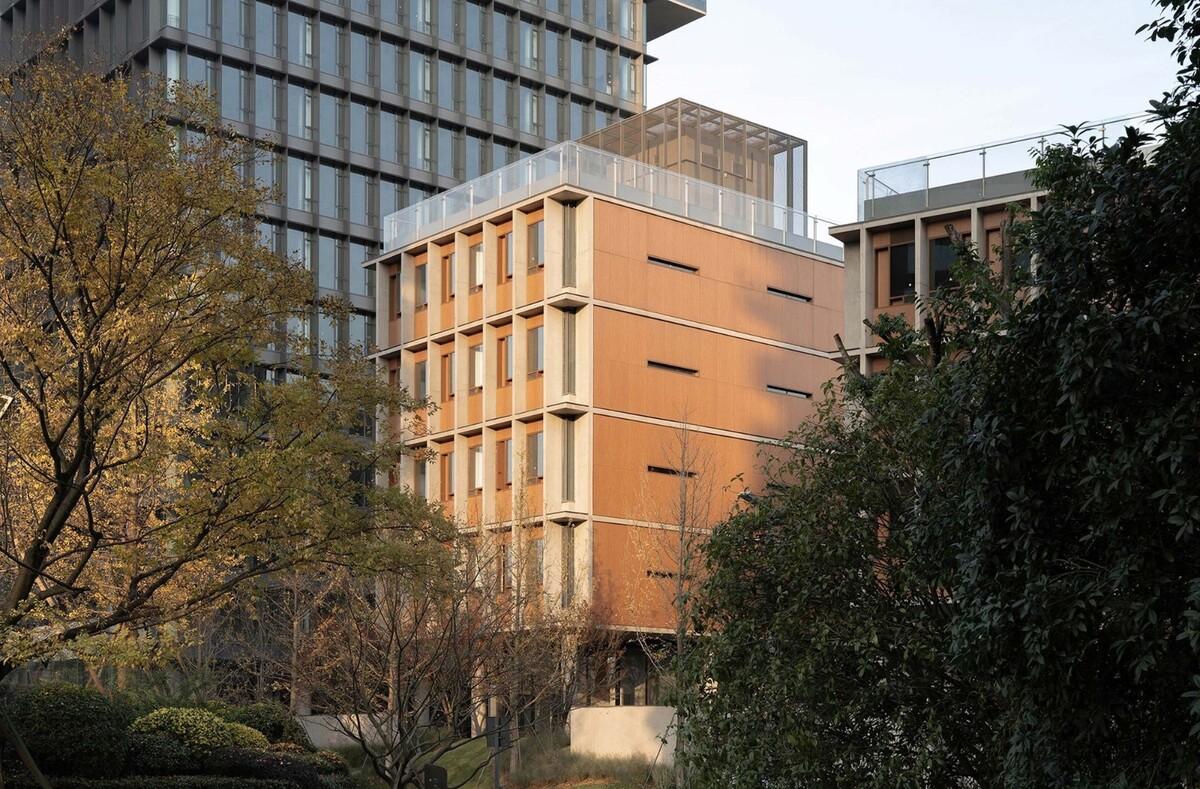 成都麓湖漂浮总部办公楼 / 直向建筑