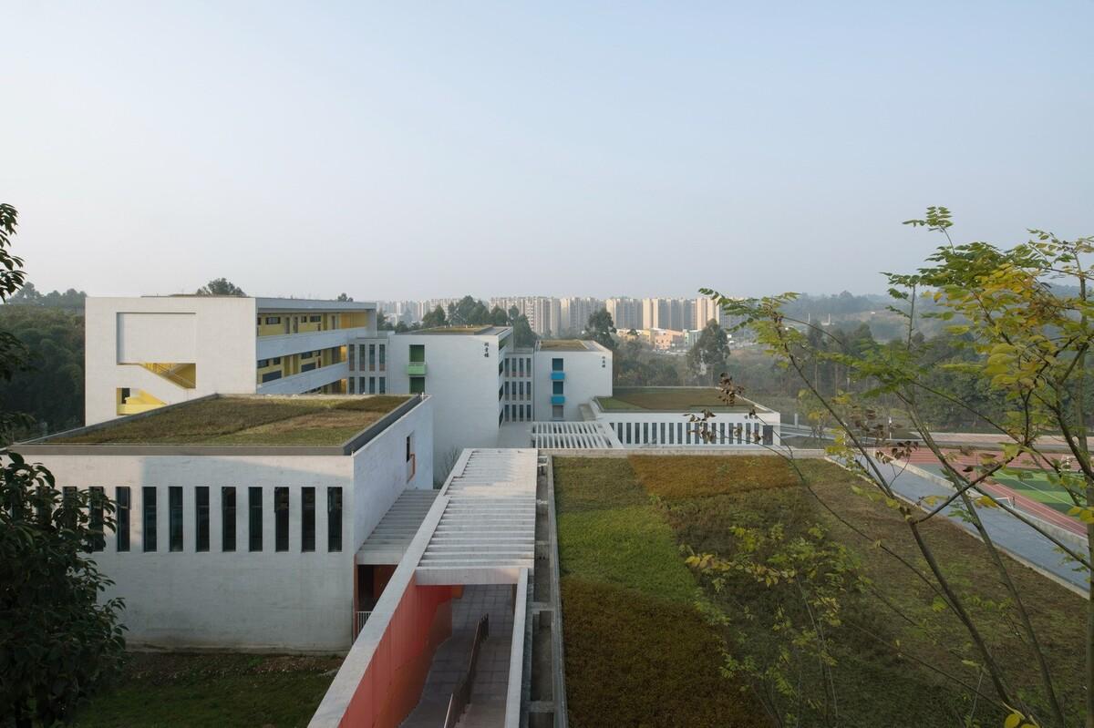 1648280921191553.jpg 调整大小 3.顺应地势的体块布局, 存在建筑.jpg