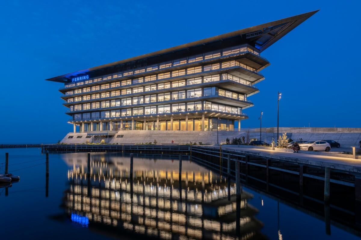 辉凌制药总部 / Foster + Partners