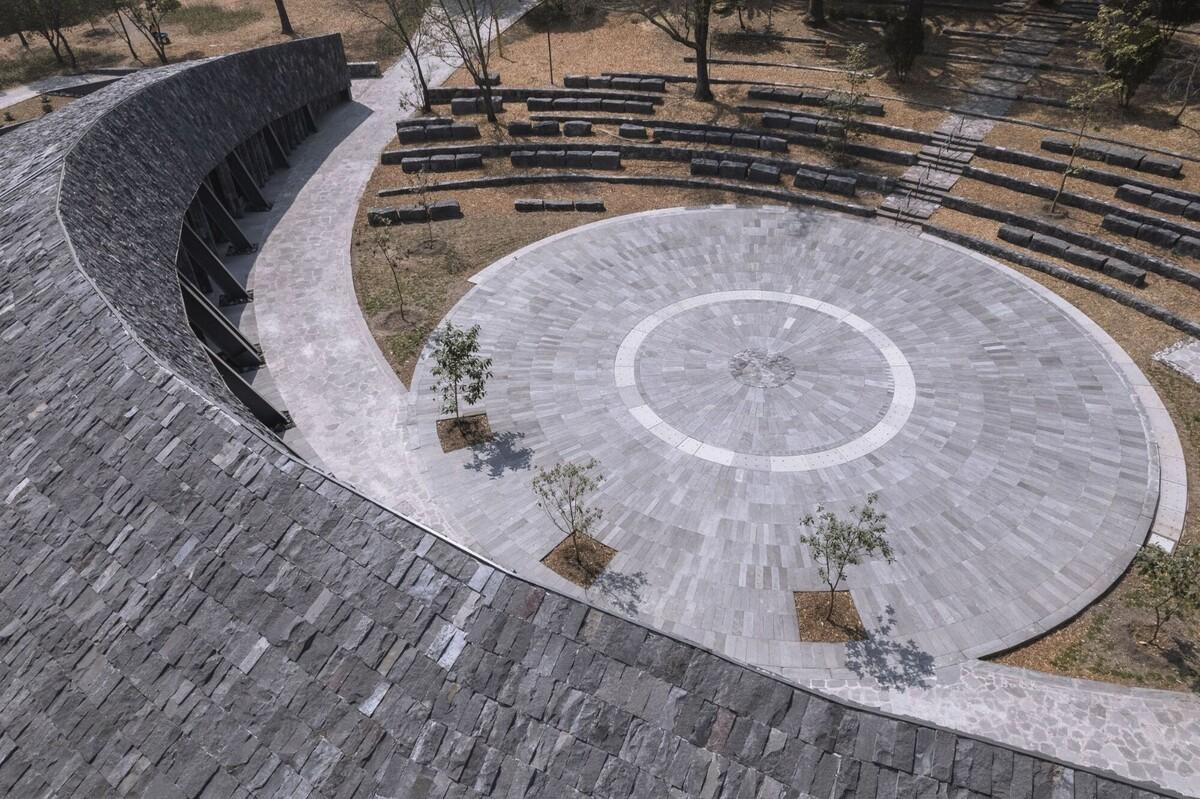 覆盖在大地上，查普尔特佩克环境文化中心 / ERREqERRE Arquitectura y Urbanismo + Taller ID