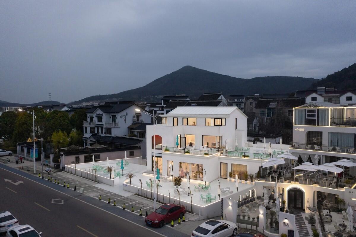 环湖公路边的度假餐吧 / 平介设计