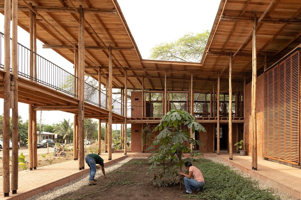 织工社区生产力发展中心 / Natura Futura Arquitectura + Juan Carlos Bamba