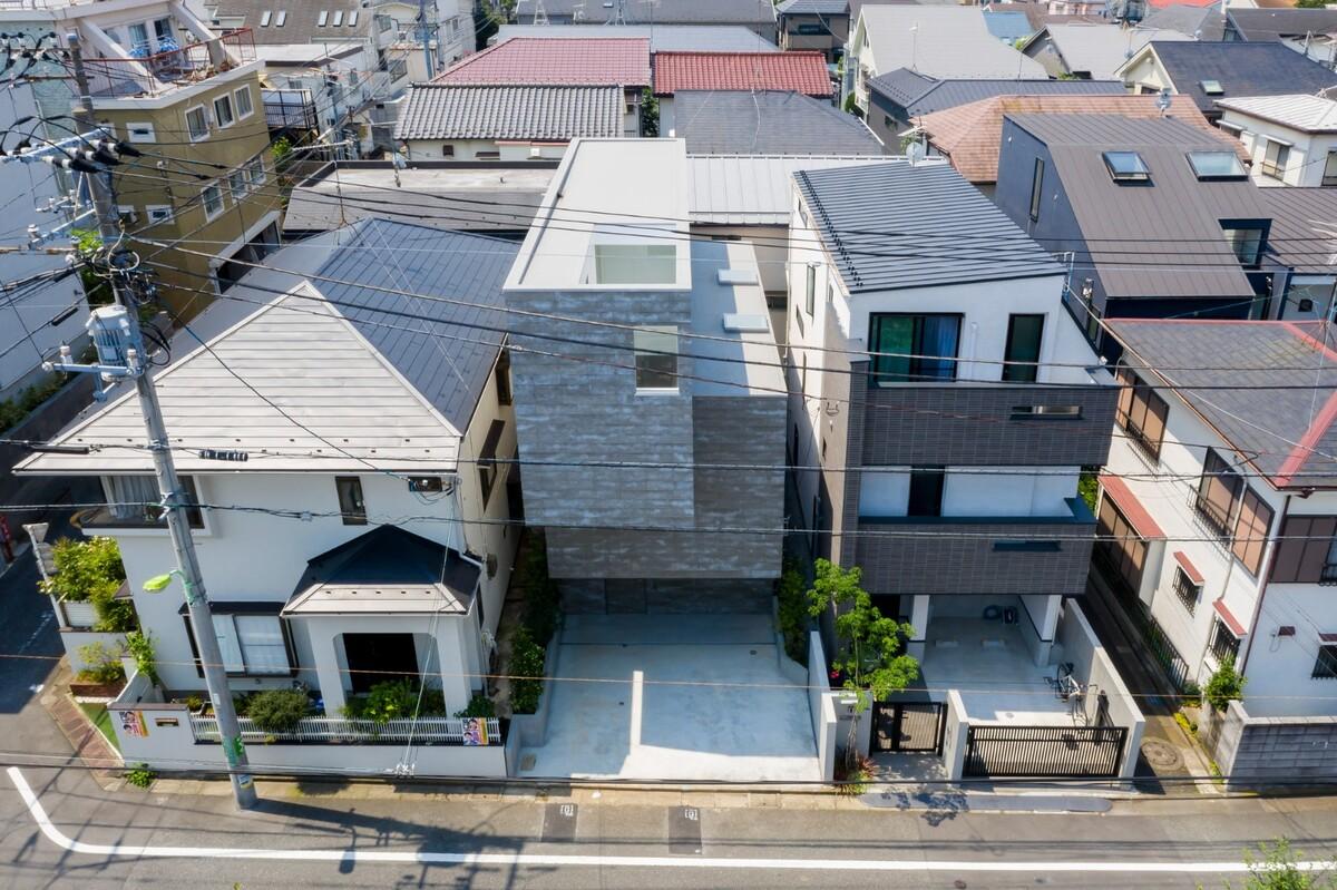 错层悬挑结构，Shimouma住宅 / I.R.A.