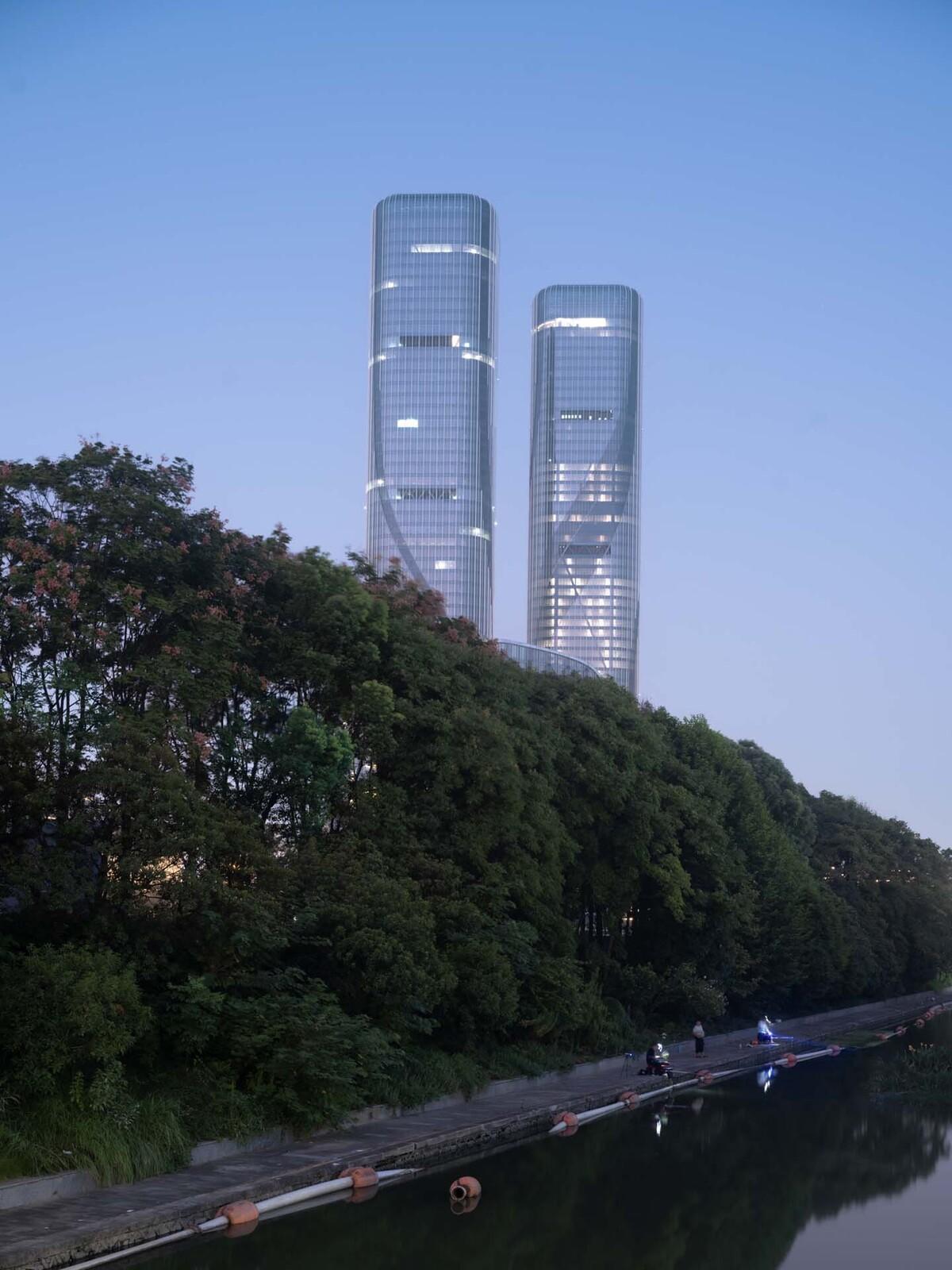 钱江潮涌：杭州世茂智慧之门超高层城市综合体 / 姜平工作室