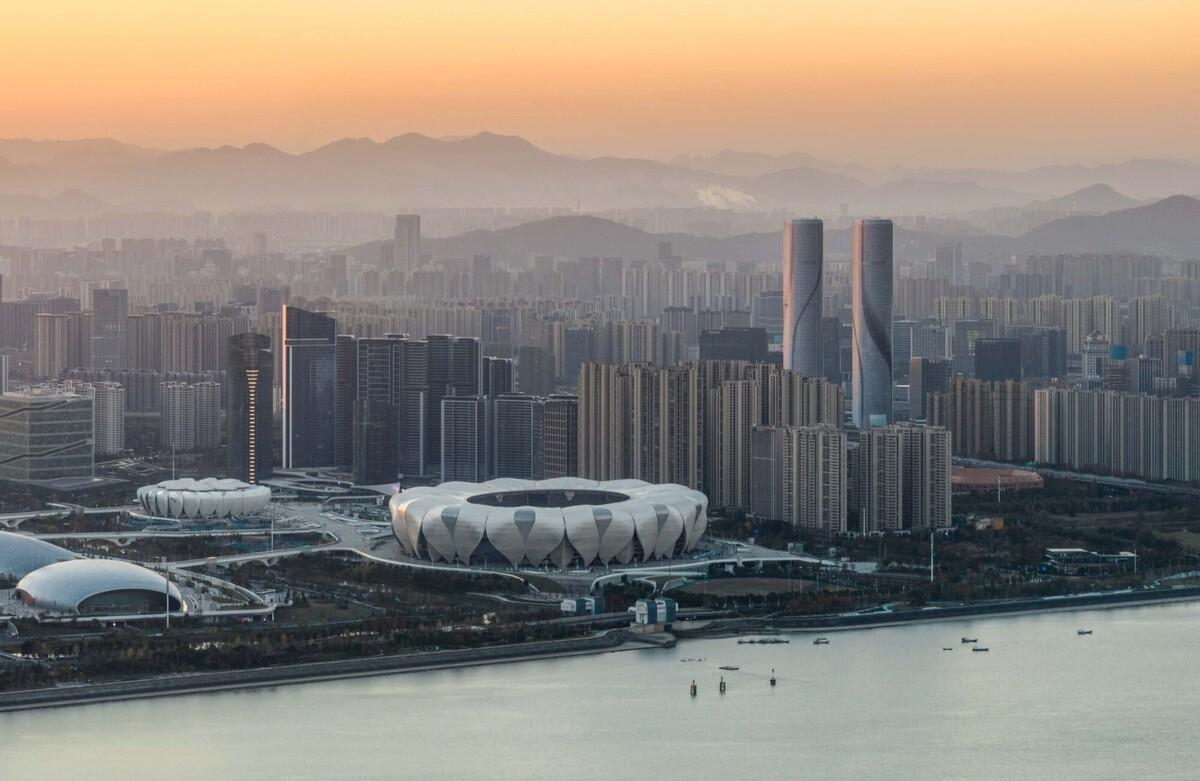 钱江潮涌：杭州世茂智慧之门超高层城市综合体 / 姜平工作室