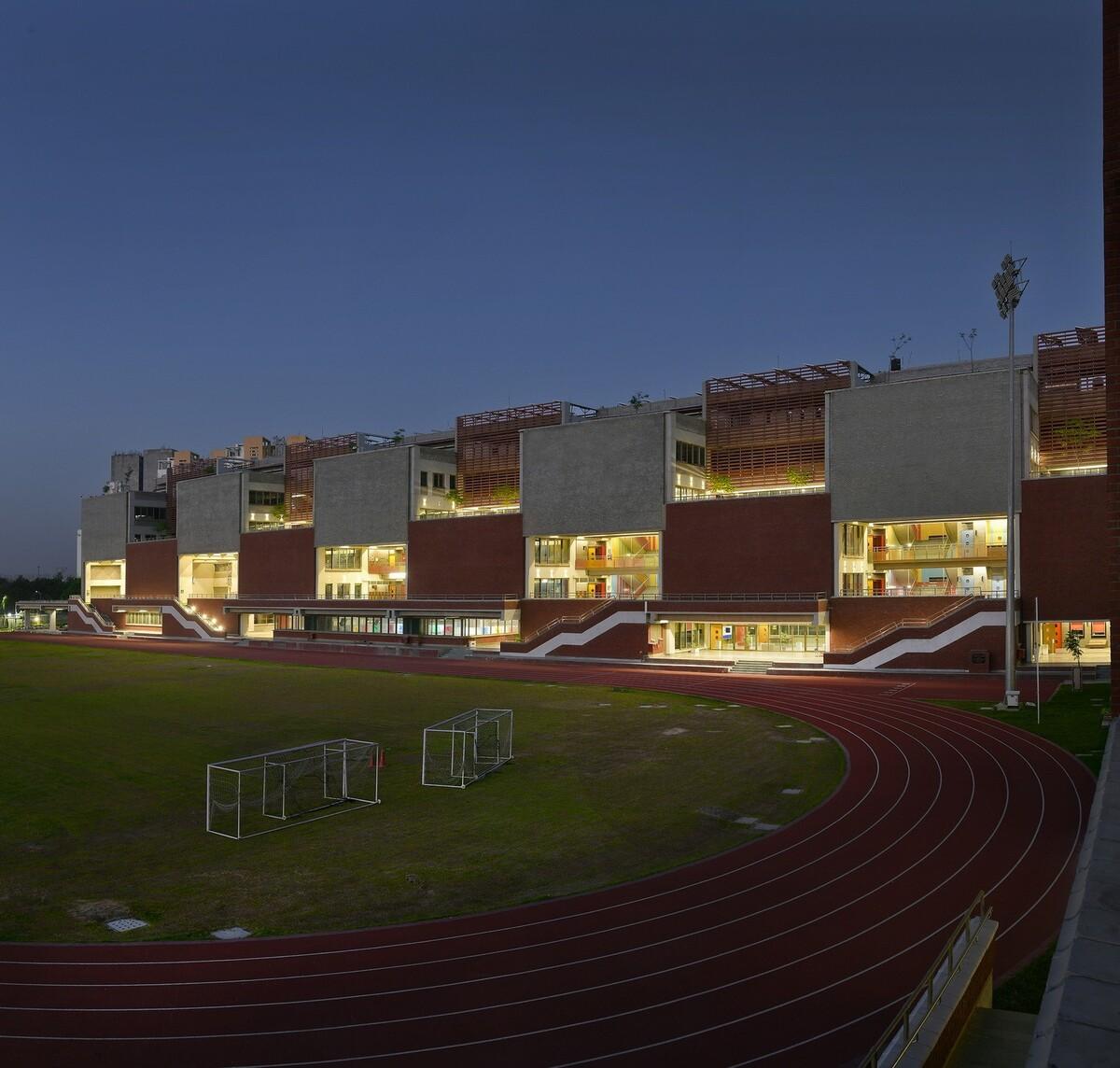 Shiv Nadar 学校 / Stephane Paumier Architects