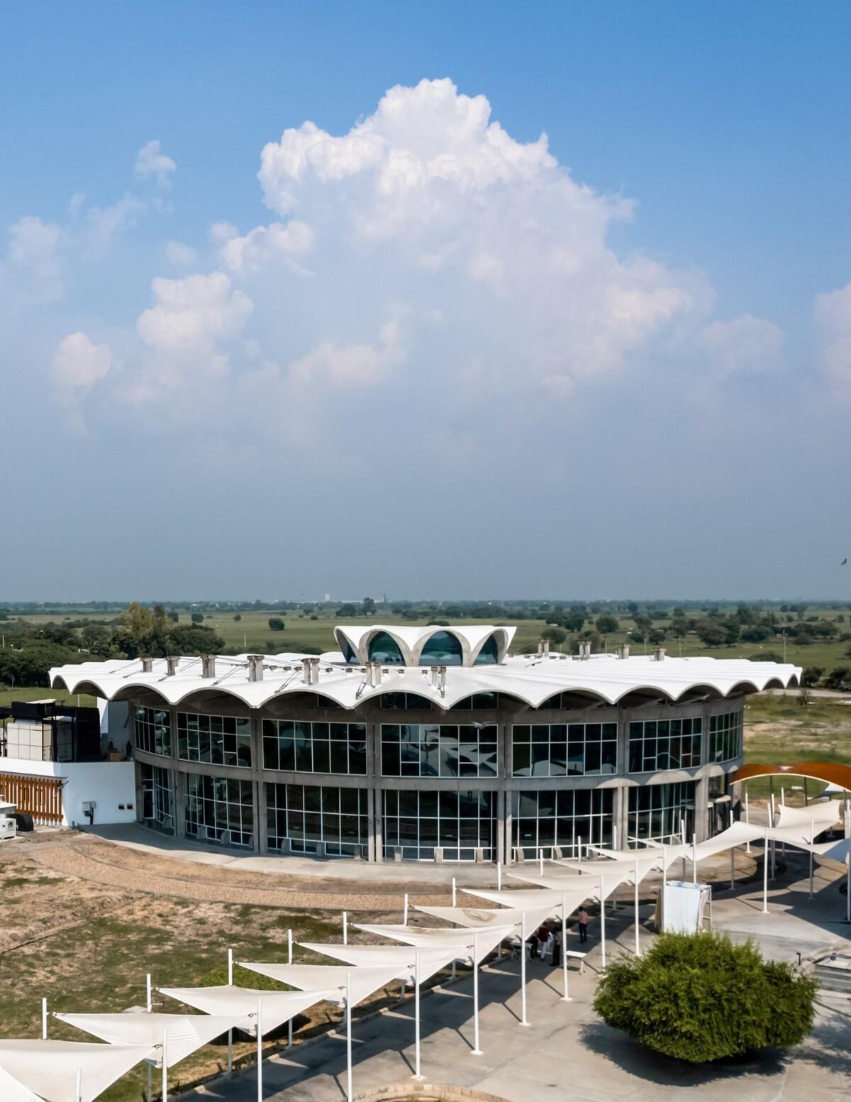 秩序城堡，Sanand 工厂 / Studio Saar