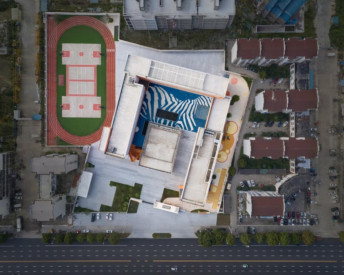 县城里的新学校：送你一匹小马 / 上海立木建筑规划