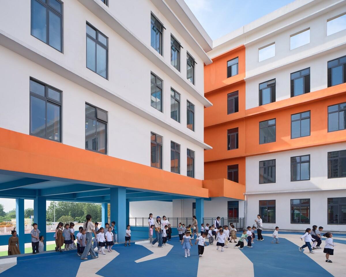 县城里的新学校：送你一匹小马 / 上海立木建筑规划