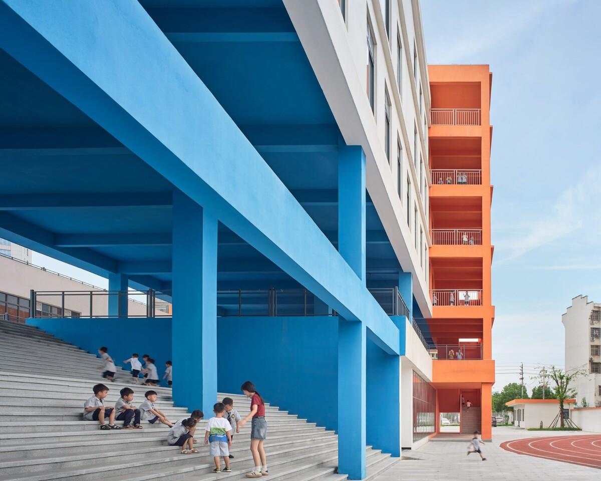 县城里的新学校：送你一匹小马 / 上海立木建筑规划