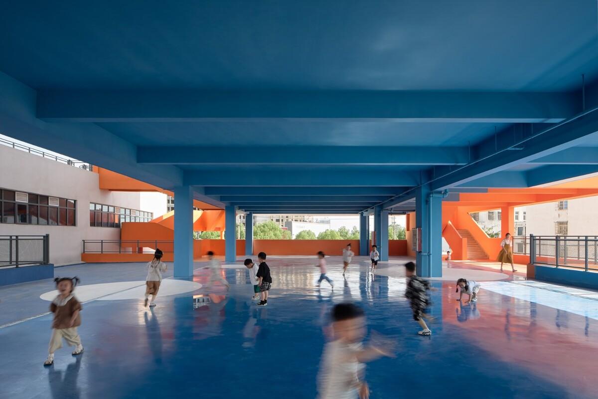 县城里的新学校：送你一匹小马 / 上海立木建筑规划