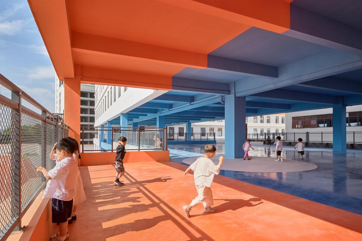 县城里的新学校：送你一匹小马 / 上海立木建筑规划