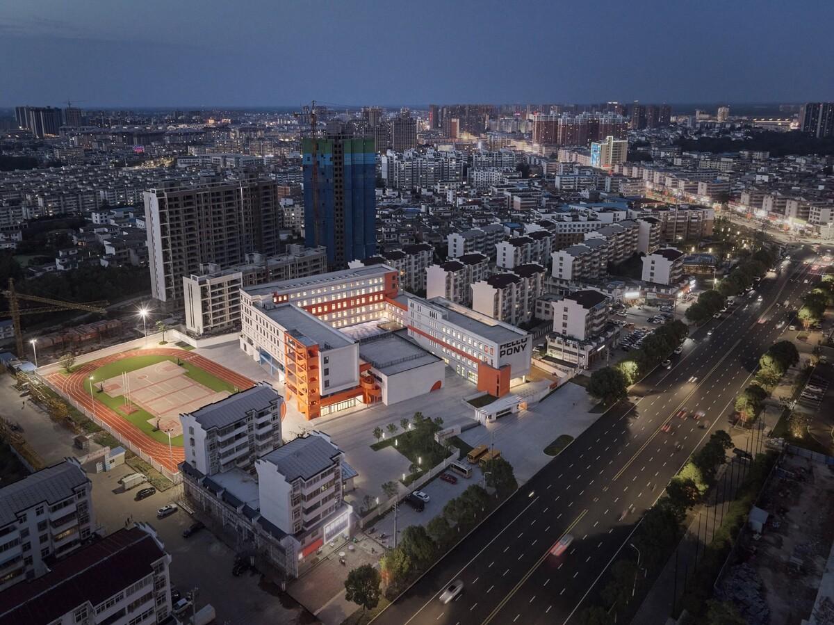 县城里的新学校：送你一匹小马 / 上海立木建筑规划