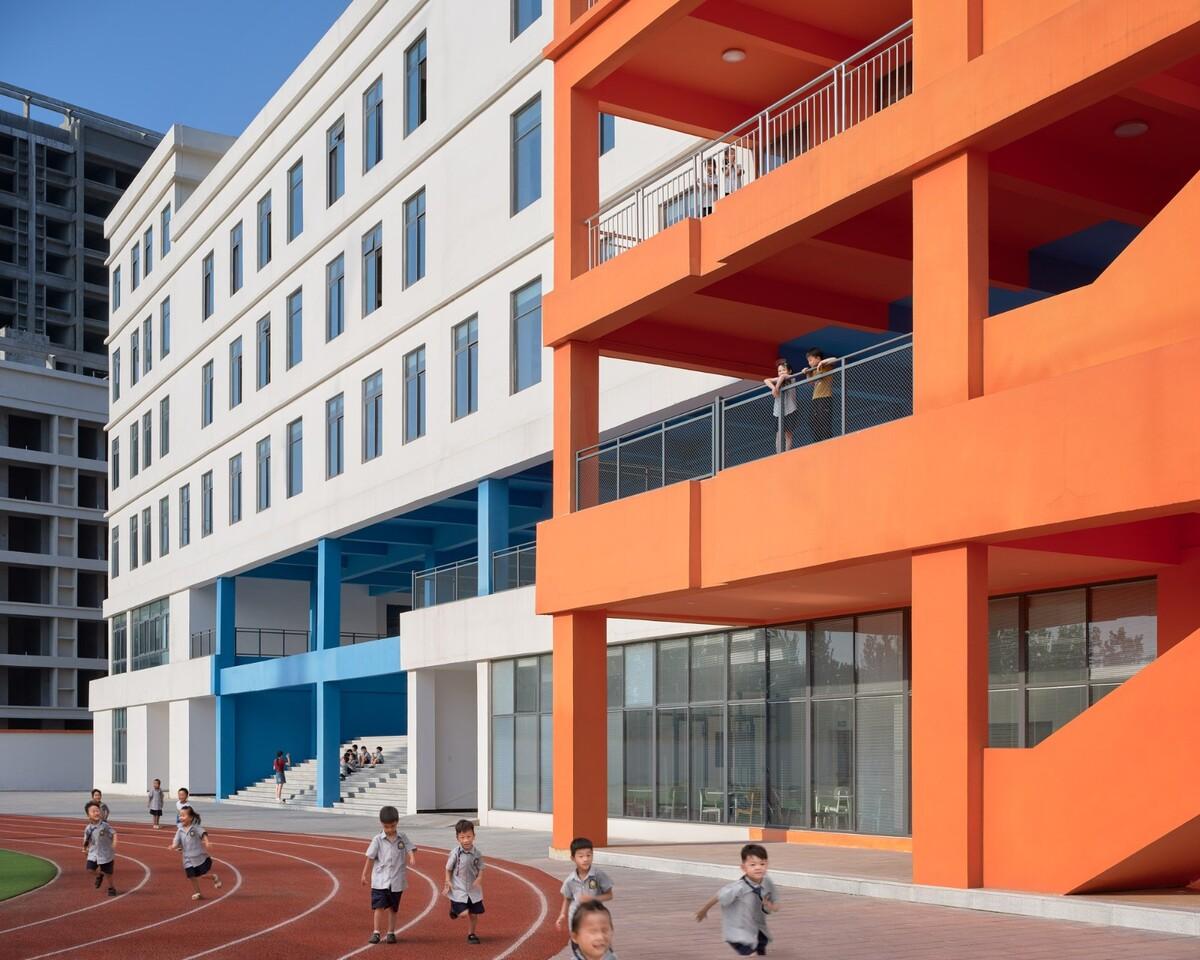 县城里的新学校：送你一匹小马 / 上海立木建筑规划