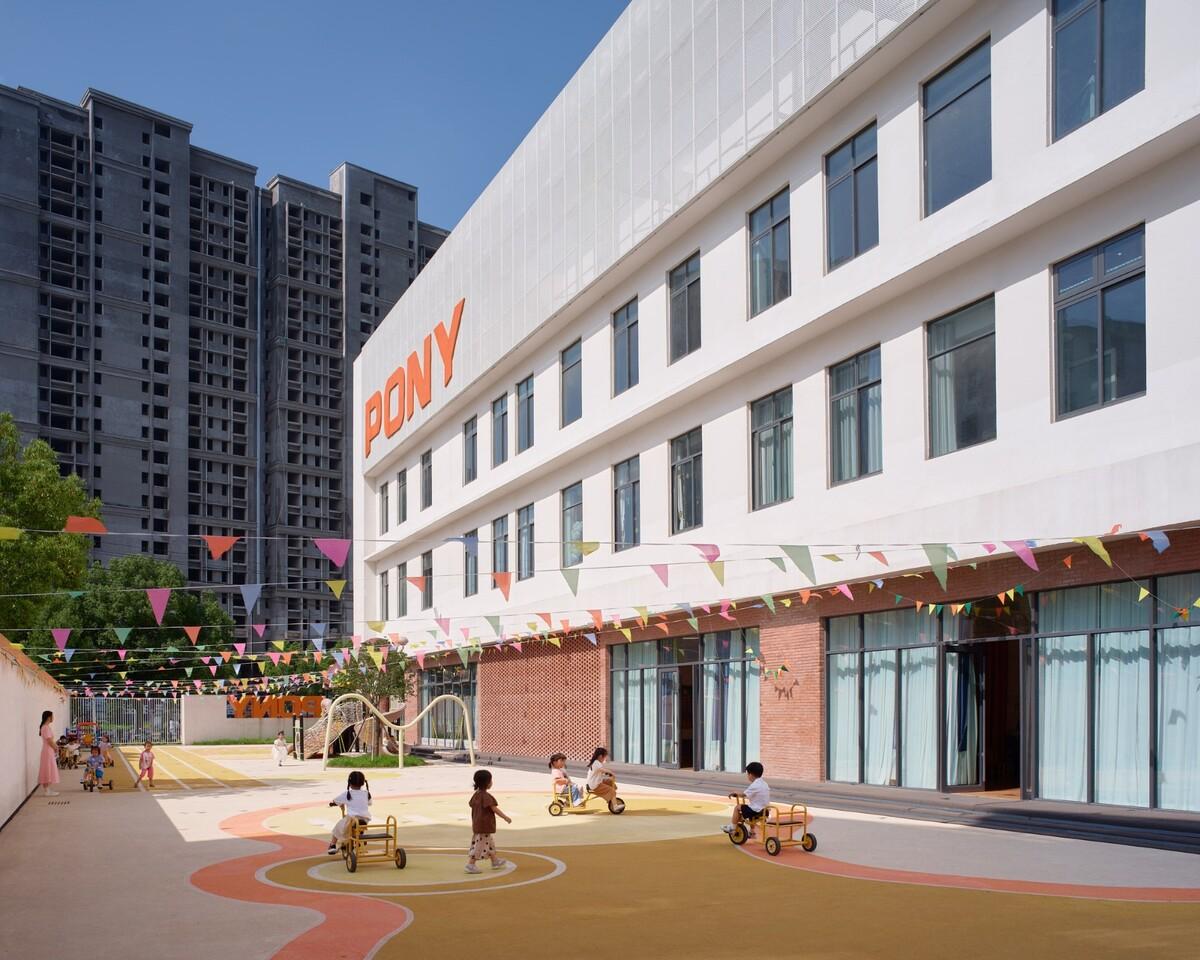 县城里的新学校：送你一匹小马 / 上海立木建筑规划