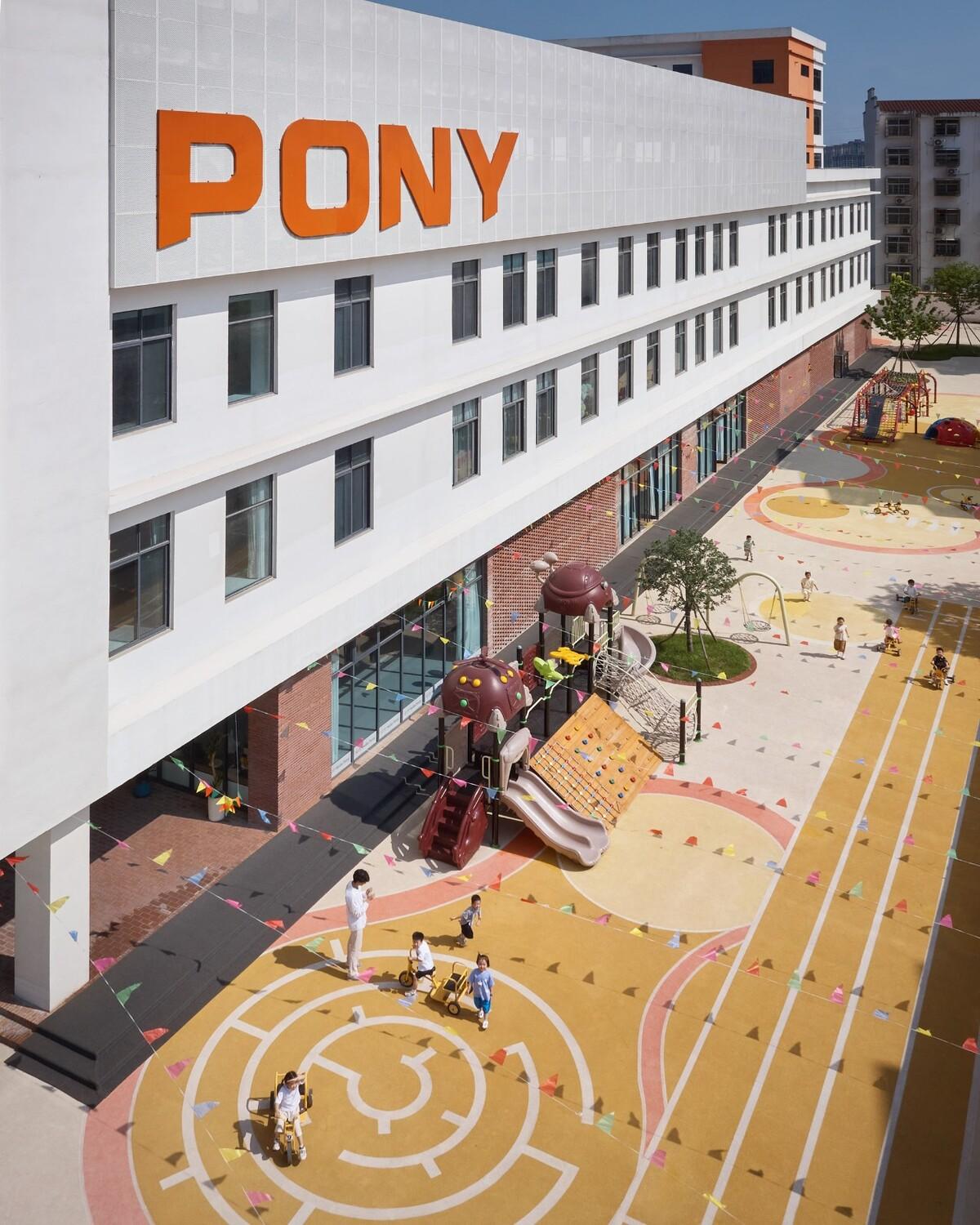 县城里的新学校：送你一匹小马 / 上海立木建筑规划