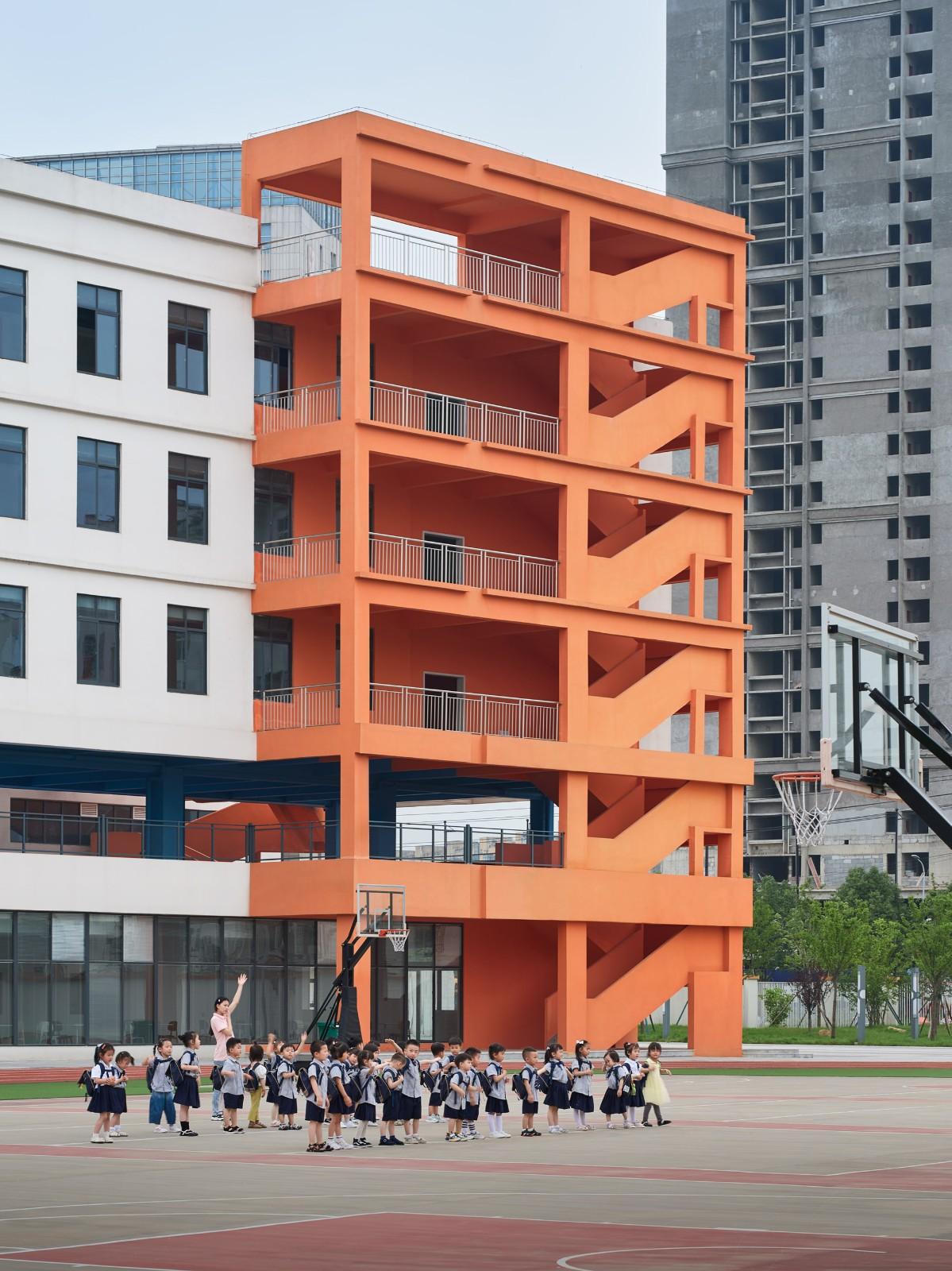 县城里的新学校：送你一匹小马 / 上海立木建筑规划