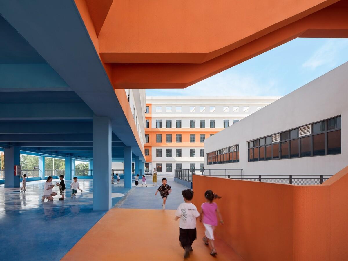 县城里的新学校：送你一匹小马 / 上海立木建筑规划