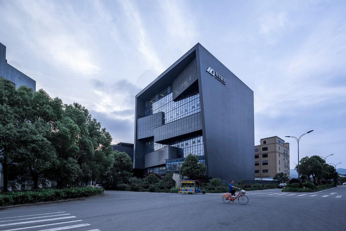 台州聚丰机车总部 / 殊至建筑
