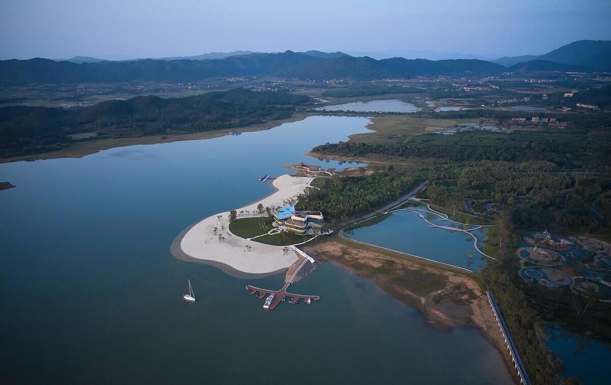 白鹤湖游客中心 / 建识设计