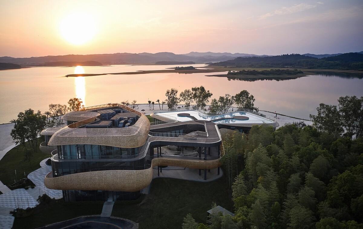 白鹤湖游客中心 / 建识设计