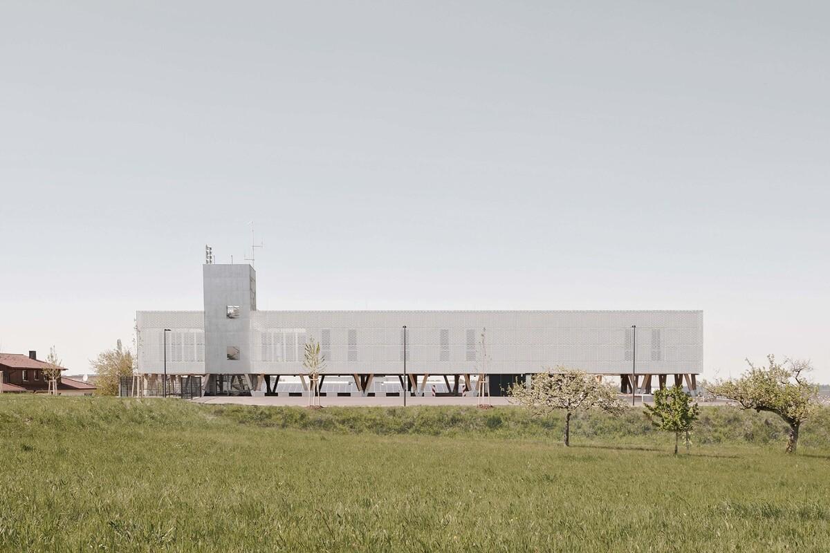 Straubenhardt 消防站 / wulf architekten